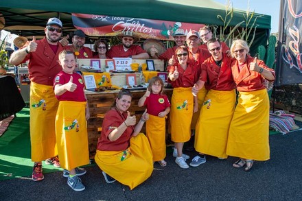 Dirk Poerschke und sein Team zeigt das Daumen Hoch Symbol vor ihrem Stand