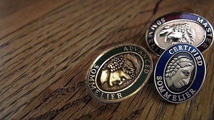 Drei Orden, die eine Auszeichnung als Sommelier anzeigen