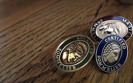 Drei Orden, die eine Auszeichnung als Sommelier anzeigen