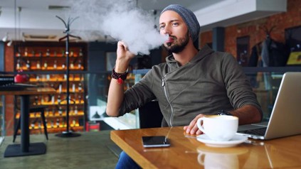 Mann raucht in Gastronomie