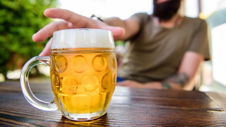 Ein Brauer greift nach einem Glas Bier