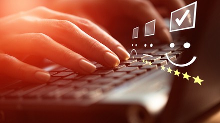 Ein Internetuser surft auf einem Buchungsportal