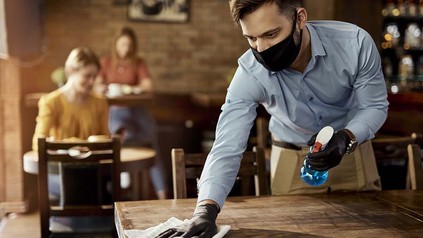 Ob die Mitarbeiter weiter eine Maske tragen, ließen viele Betriebe ihre Beschäftigten selbst entscheiden. (Foto: © Drazen/stock.adobe.com)