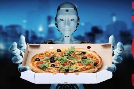 Ein Roboter liefert eine Pizza
