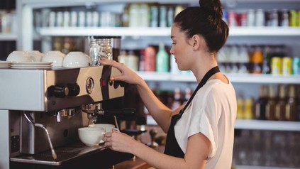 Servicekraft an Kaffeemaschine