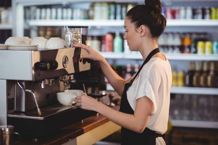 Servicekraft an Kaffeemaschine