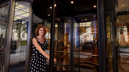 Innegrit Volkhardt in Drehtür vor dem Hotel "Bayerischer Hof" in München