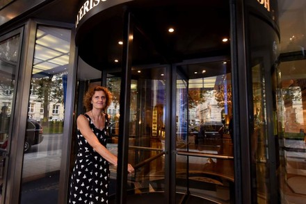 Innegrit Volkhardt in Drehtür vor dem Hotel „Bayerischer Hof“ in München