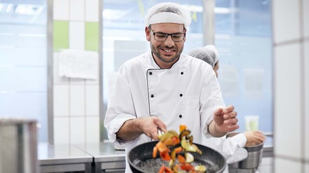 Wenn ein Betrieb die Bestandsküche umstrukturieren möchte, hilft das Team von Rebional mit einer kostenfreien Küchenanalyse. (Foto: © Rebional)