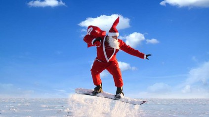 Snowboardfahrer, als Weihnachtsmann verkleidet