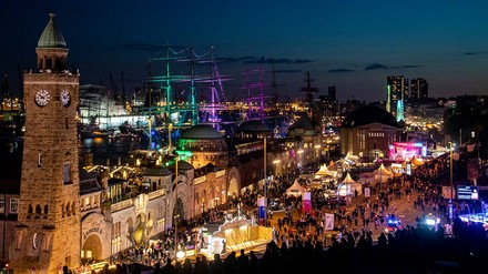 Tausende Besucher des Hafengeburtstags feiern an den Landungsbrücken. Die Hamburger betrachten den 7. Mai 1189 als Geburtstag ihres Hafens – damals wurde den Bürgern Zollfreiheit für ihre Schiffe auf der Elbe von der Stadt bis zur Nordsee gewährt. Es gilt als weltweit größtes Hafenfest. (Foto: © picture alliance/dpa | Axel Heimken)