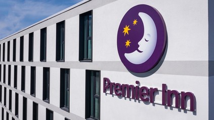 Logo von Premier Inn an Hotelwand