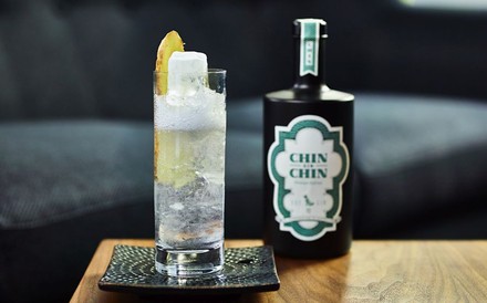 Eine Flasche Chin Chin und ein damit gefülltes Glas mit Zitrone