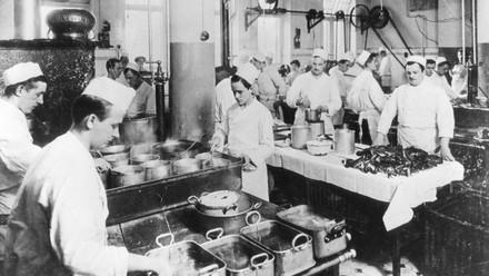 Bereits bei der Gründung des Unternehmens im Jahr 1897 setzte der Weinhändler und Gastronom Berthold Kempinski auf einen vorbildlichen Kundenservice. (Foto: © Kempinski Hotels)