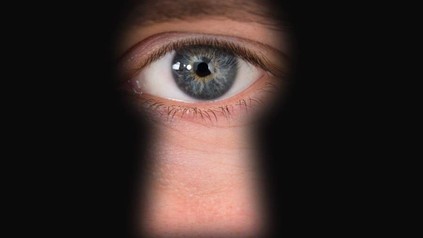 Auge durch Schlüsselloch