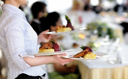 Kellnerin mit drei Tellern