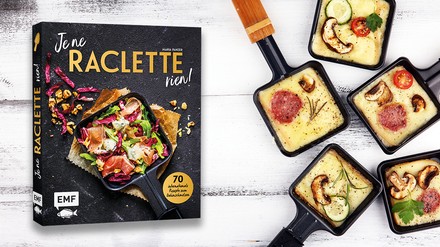 Kochbuch mit Raclette-Rezepten auf einem Tisch mit gefüllten Raclette-Pfännchen