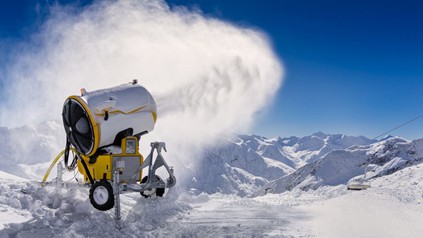 Eine Schneekanone auf einem verschneiten Berg