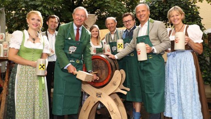 Eveline Bimminger, Johann Schnitzhofer, Wilfried Haslauer, Johanna Schafflinger, Leo Bauernberger, Christoph Bachleitner, Christian Pöpperl und Elisabeth Hölzl bei der Eröffnung der Bauernherbst-Saison