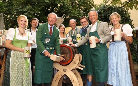 Eveline Bimminger, Johann Schnitzhofer, Wilfried Haslauer, Johanna Schafflinger, Leo Bauernberger, Christoph Bachleitner, Christian Pöpperl und Elisabeth Hölzl bei der Eröffnung der Bauernherbst-Saison