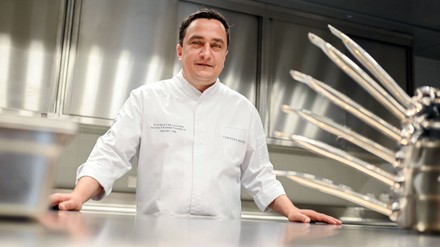 Torsten Michel, Küchenchef vom Restaurant Schwarzwaldstube des Hotel Traube Tonbach, aufgenommen in der neuen Restaurantküche. Im Januar 2020 brannte das Stammhaus nieder. Am 08.04.2022 ist die Eröffnung der neuen Gebäude. (Foto: © picture alliance/dpa | Uli Deck)