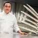 Torsten Michel, Küchenchef vom Restaurant Schwarzwaldstube des Hotel Traube Tonbach, aufgenommen in der neuen Restaurantküche. Im Januar 2020 brannte das Stammhaus nieder. Am 08.04.2022 ist die Eröffnung der neuen Gebäude. (Foto: © picture alliance/dpa | Uli Deck)