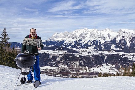 Johann Lafer mit Grill in den Alpen