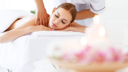 Eine entspannte Frau bei der Rückenmassage