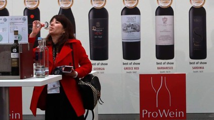 Frau probiert Wein an Stand