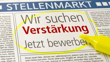Ein markierter Ausschnitt aus der Zeitung mit dem Text Wir suchen Verstärkung