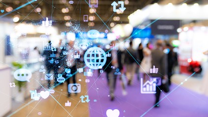 Vernetzte Internet-Symbole vor einer Messekulisse