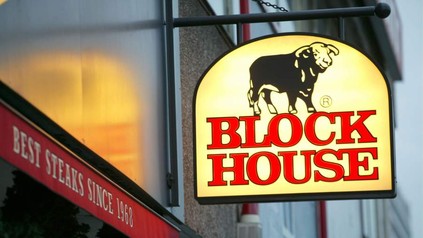 Das Eingangsschild eines Block House Restaurants