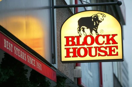 Das Eingangsschild eines Block House Restaurants