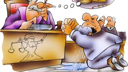 Richter denkt an Karneval, während Mann vor ihm weinend bettelt