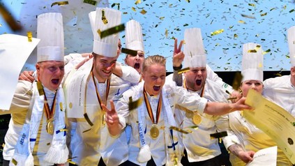 Eine Gruppe feiernder Köche