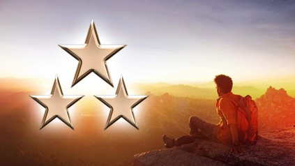 Ein Wanderer sitzt auf einem Stein, daneben sind drei Sterne abgebildet