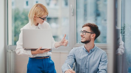 Chefin zeigt ihrem Mitarbeiter „Daumen hoch“