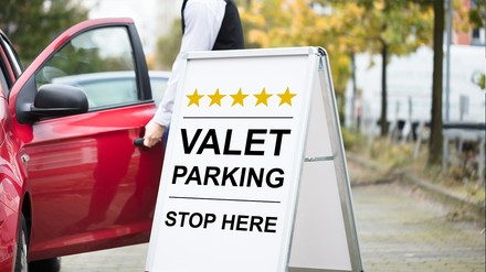 Ein Chauffeur vor eionem Hotel