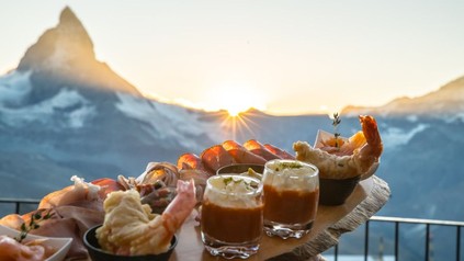 Feine Spezialitäten vor einem Bergpanorama