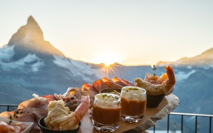 Feine Spezialitäten vor einem Bergpanorama