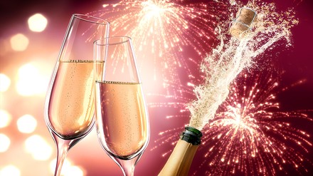 Zwei Sektgläser beim Anstoßen