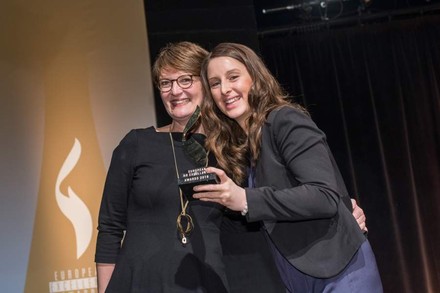 Anke Maas und Franziska Weigelt bei der Preisverleihung in Berlin