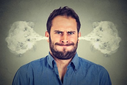 Mann, dem Rauch aus den Ohren schießt