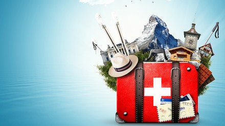 Ein Koffer mit der Schweizer Flagge