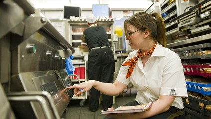 Eine Mitarbeiterin von McDonald's bei der Arbeit