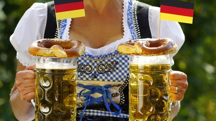 Eine Kellnerin in einem Biergarten