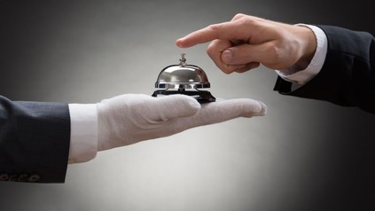 Mann drückt Serviceklingel