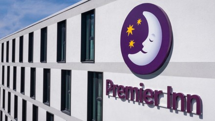 Premier Inn Logo an Hotelwand