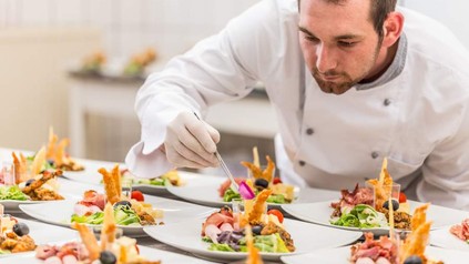 Ein Koch beim Anrichten feiner Kreationen