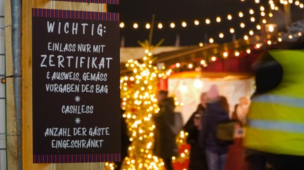Schild das auf die Zertifikatspflicht auf dem Weihnachtsmarkt hinweist